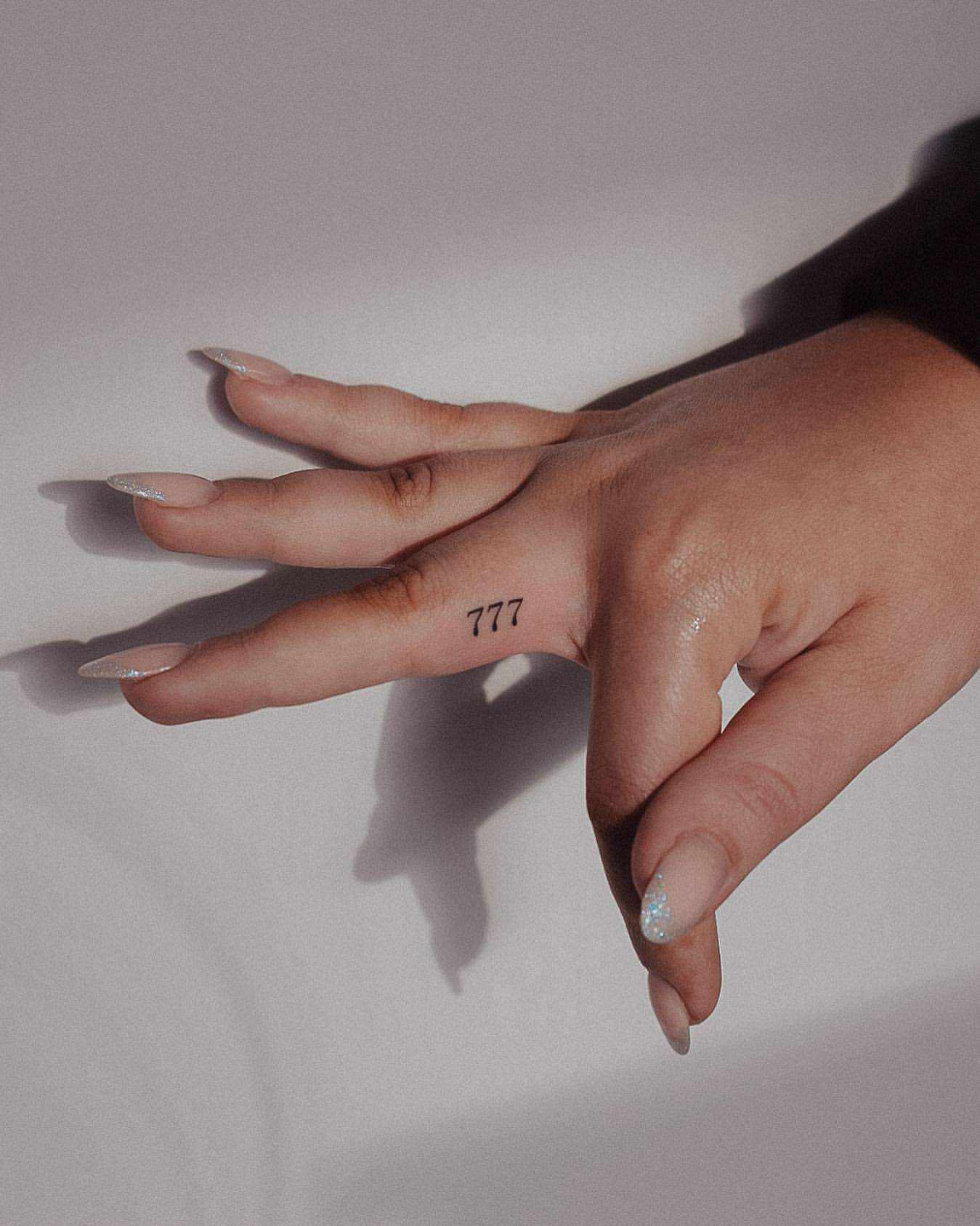40 Amazing Finger Tattoo Ideas For Women You'll Love-vachngandaiphat.com.vn