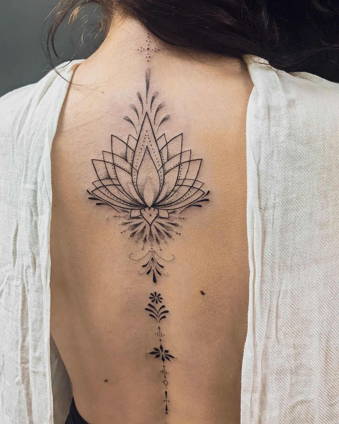 21 Elegant Spine Tattoos for Women That Symbol of Strength - Tattoo Glee
