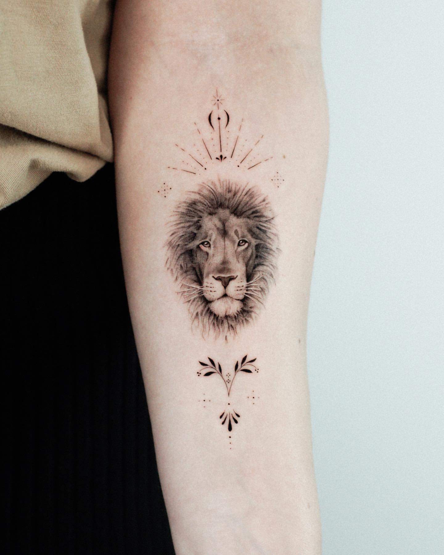 62 Fierce and Beautiful Lion Tattoos For Women