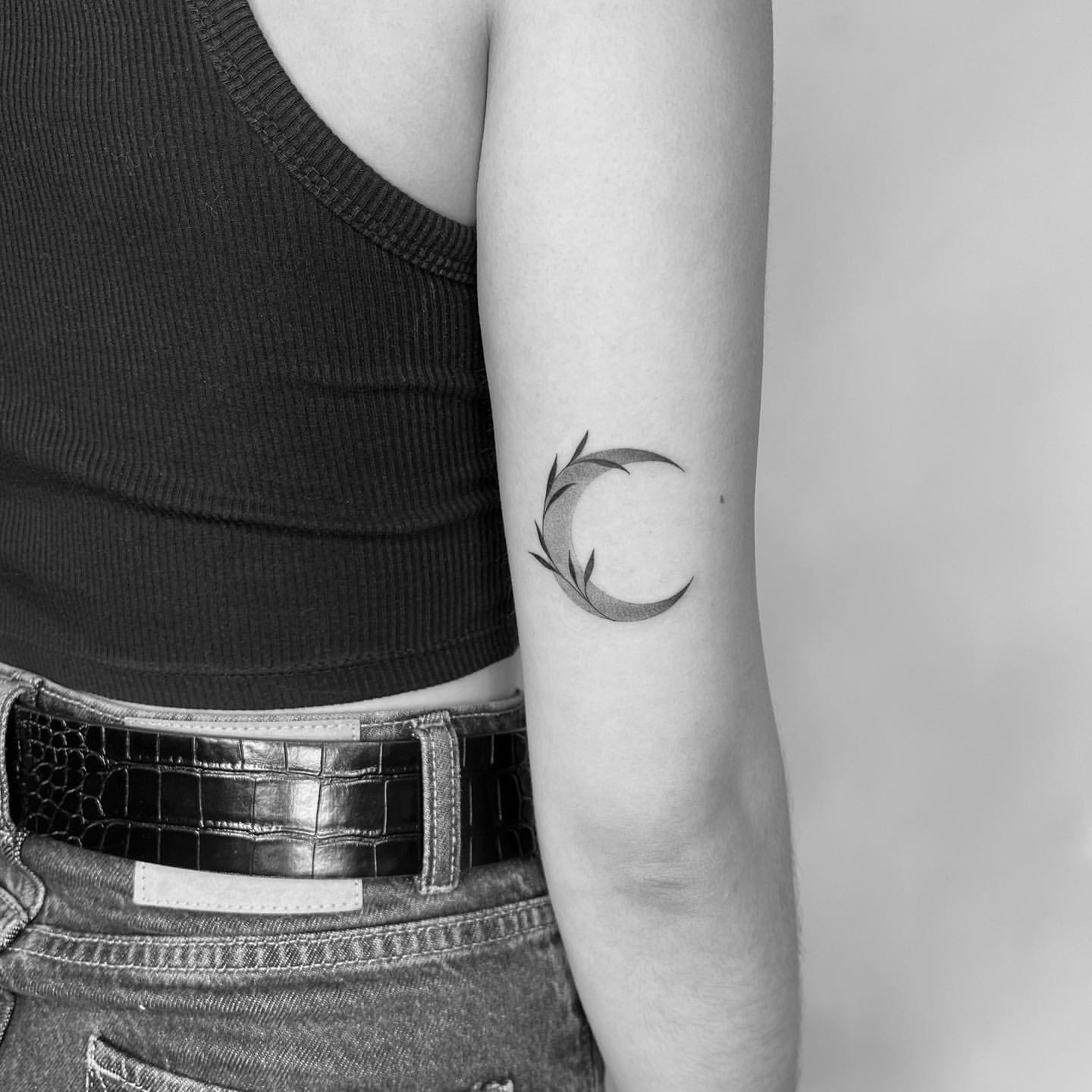 sun and moon tattoo  via Tumblr  Tipo tatuagem Tatuagem melhores amigas  Tatuagem casal