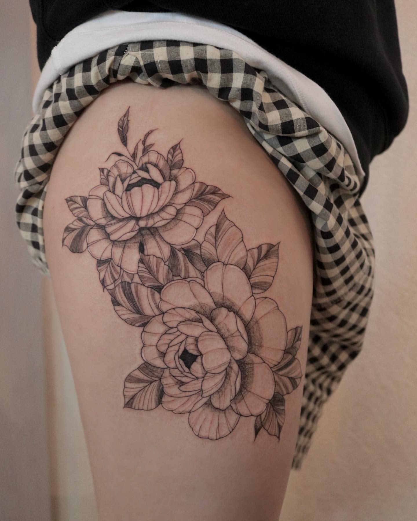 Rose Thigh Tattoo Ideas 21