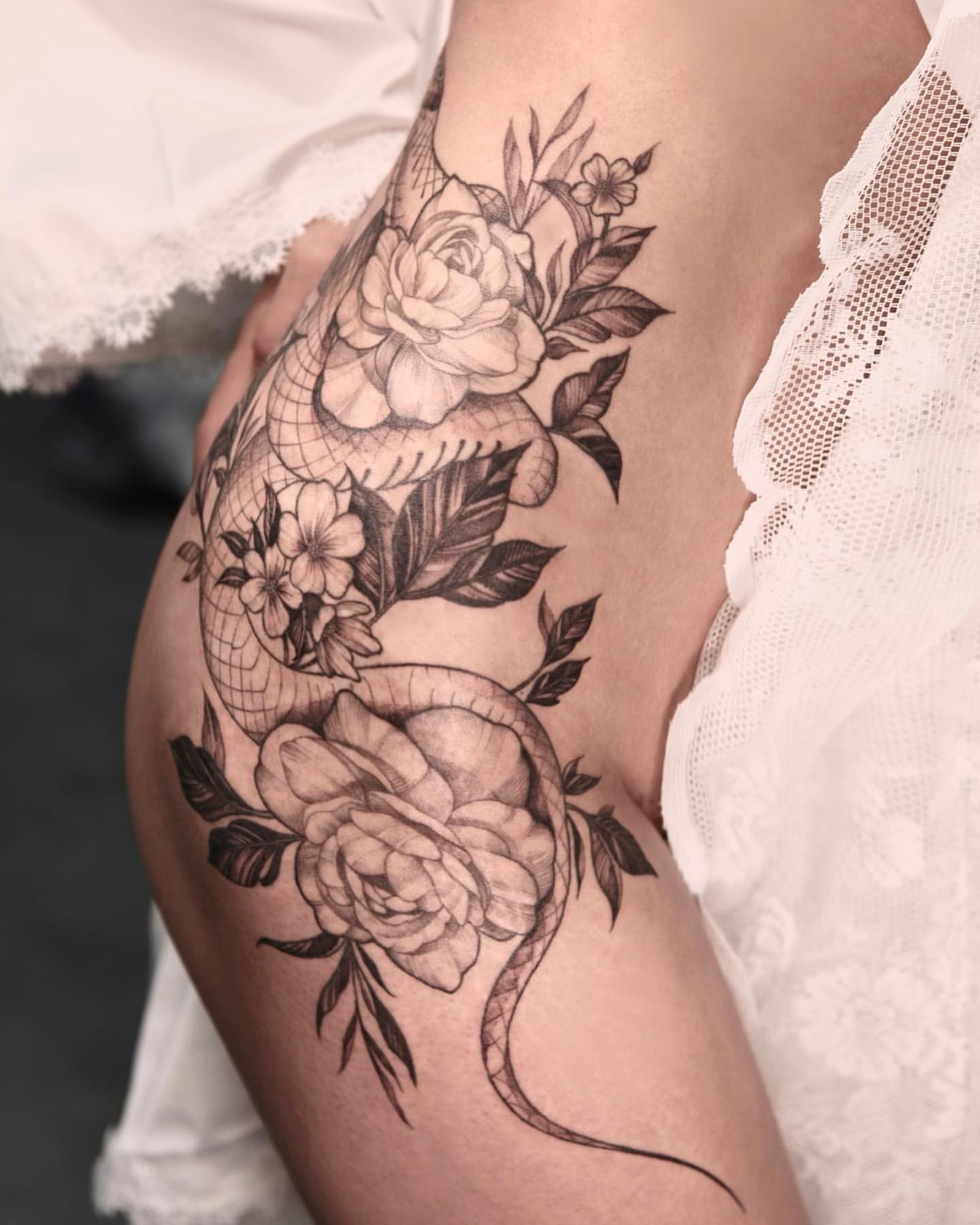 Rose Thigh Tattoo Ideas 31