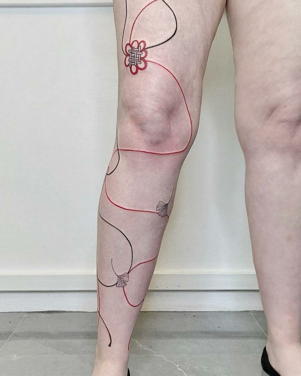 32 Amazing Knee Tattoo Ideas for Men & Women in 2024