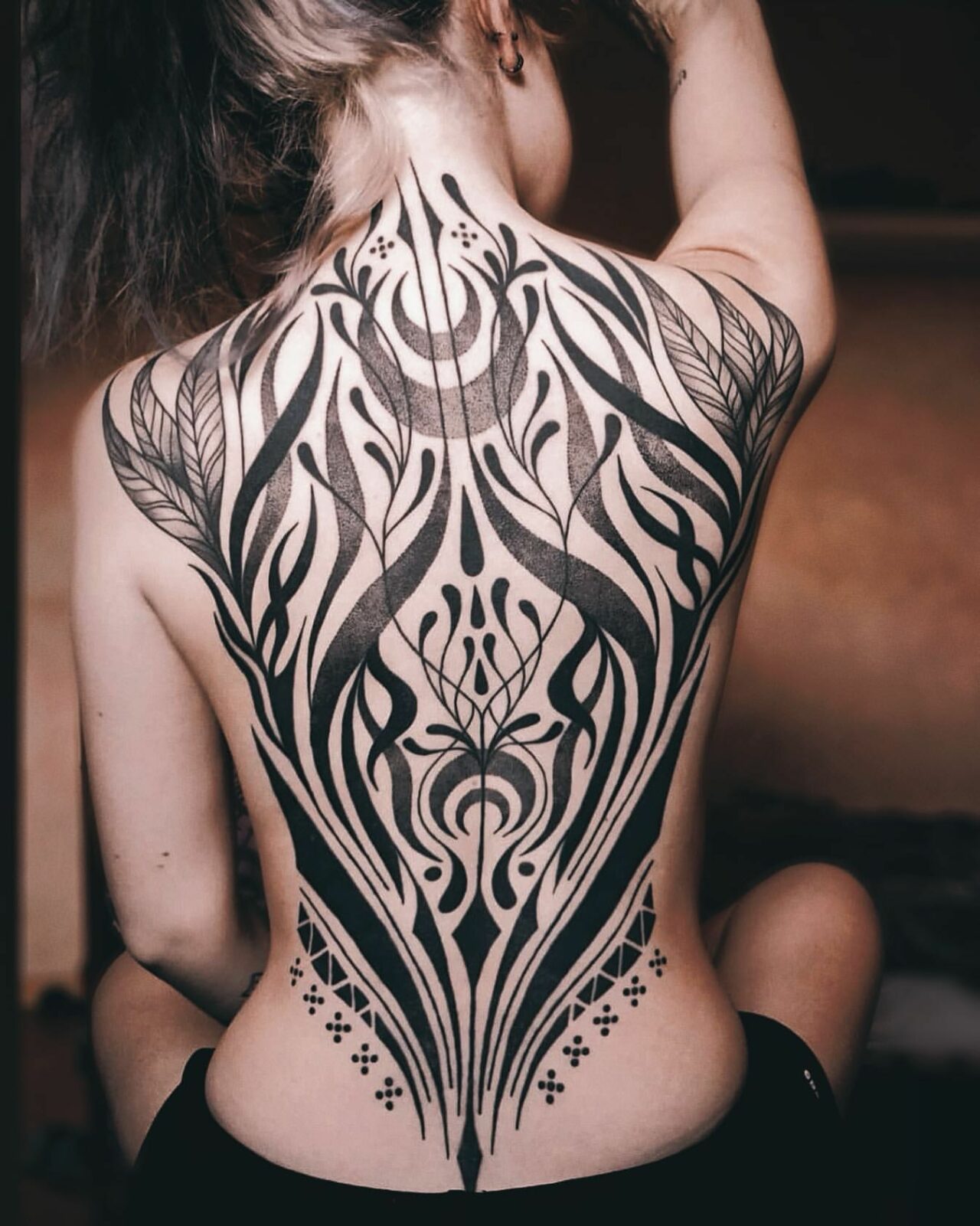 Tác phẩm blackwork mảng đen lớn phủ kín lưng