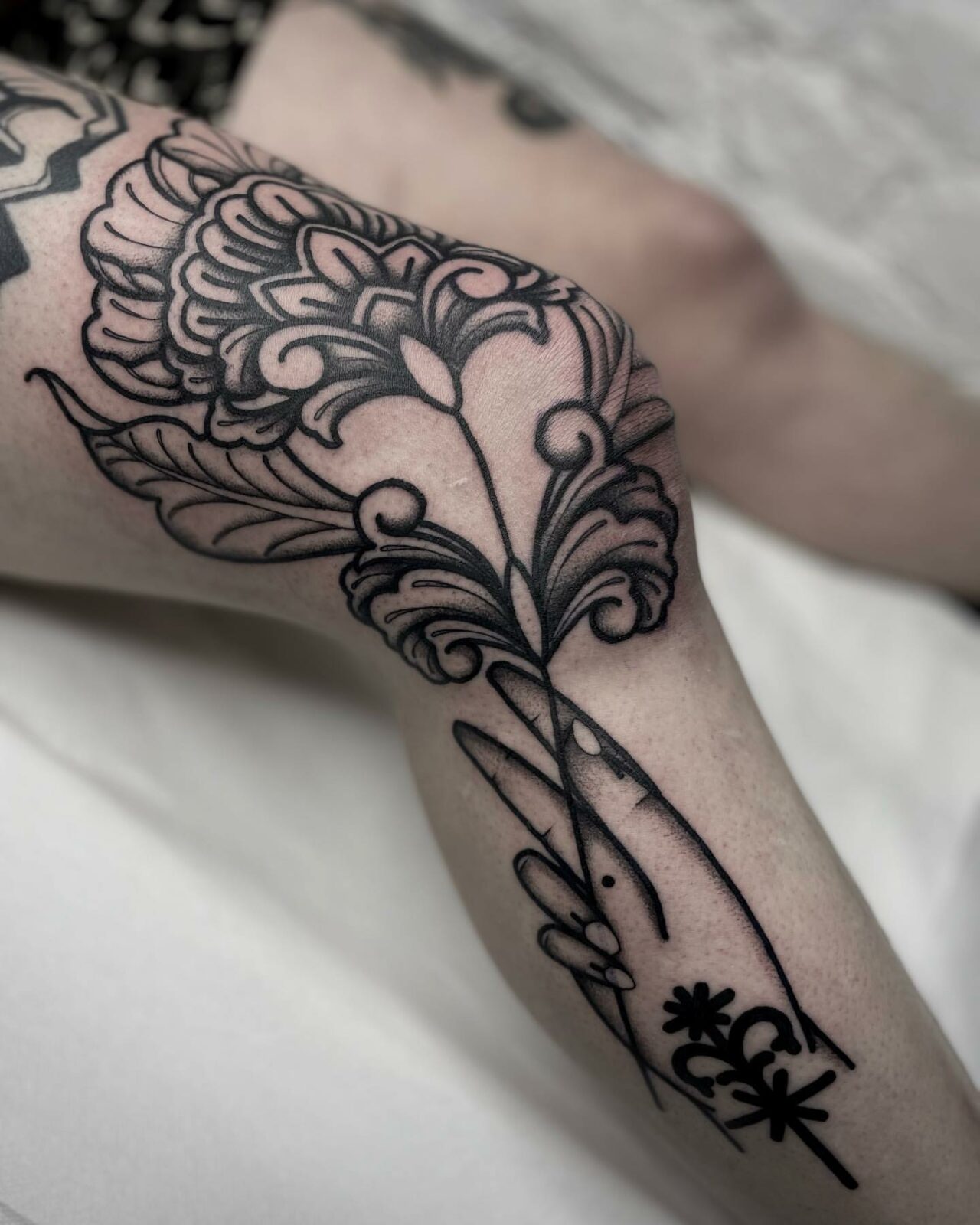 32 Amazing Knee Tattoo Ideas for Men & Women in 2024