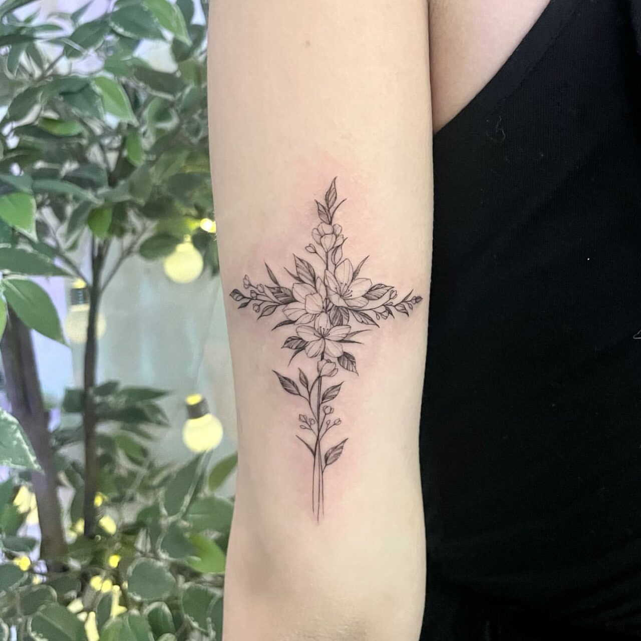 33 Meaningful Cross Tattoo Ideas For Women In 2023