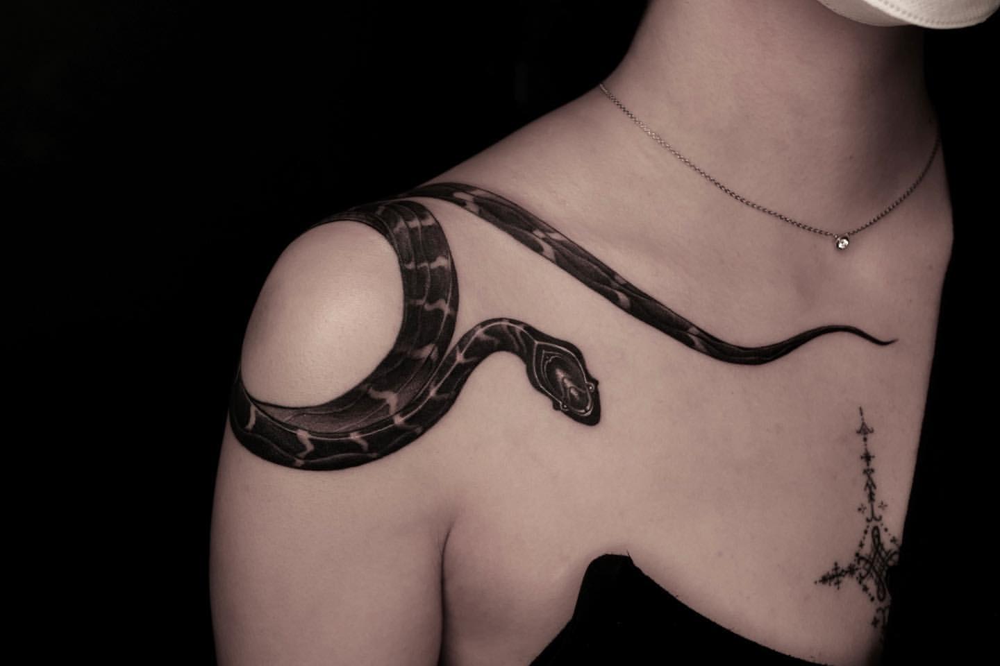 Shoulder Tattoos for Women 12