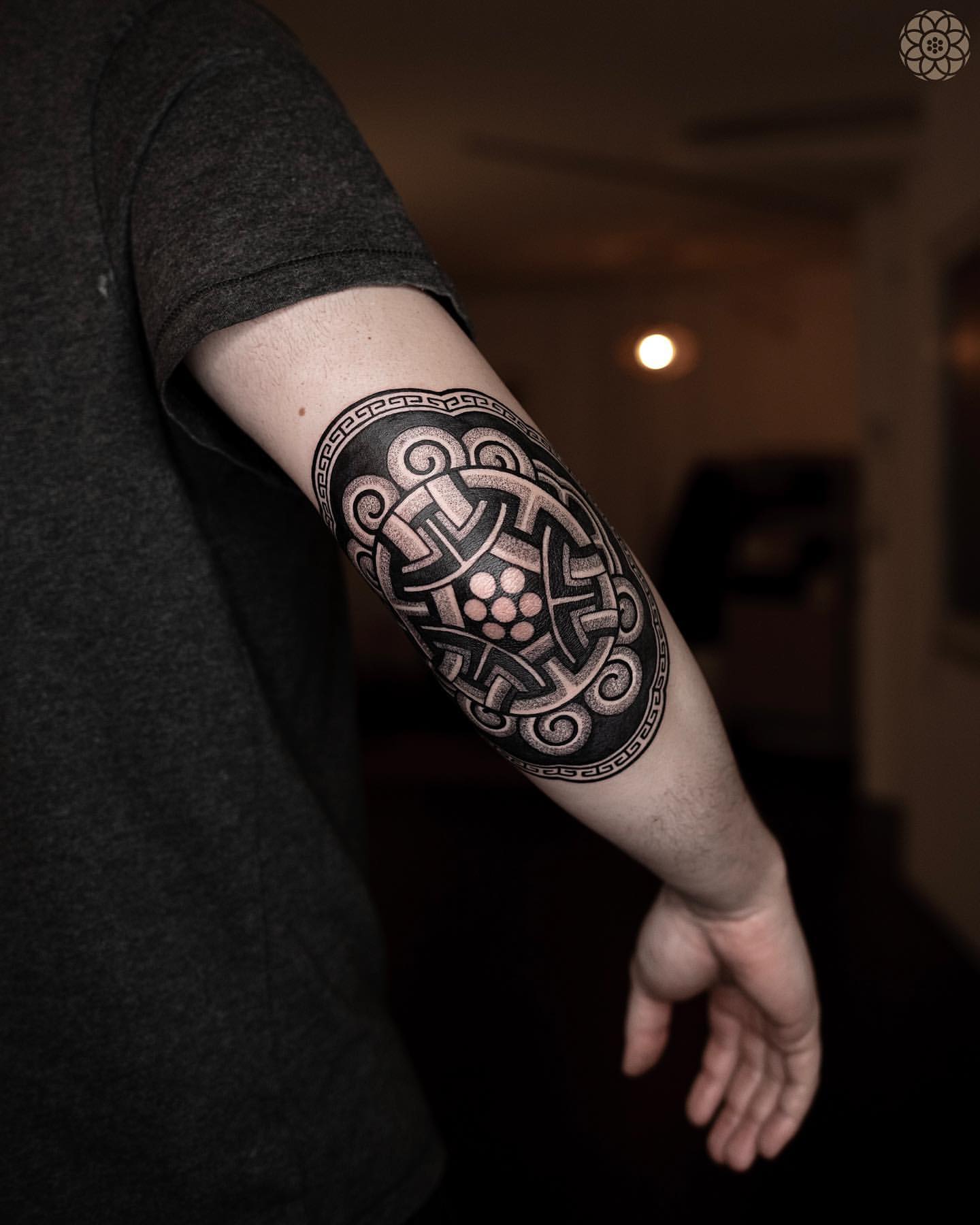 33 Exciting Elbow Tattoos for Men in 2024
